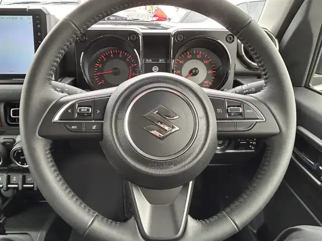 スズキ ジムニー XC 群馬県 2024(令6)年 0.1万km ミディアムグレー 4WD/ターボ/9インチDA/Apple CarPlay/Android Auto/Bluetoothオーディオ/バックカメラ/クルーズコントロール/ステアリングリモコン/前席シートヒーター/純正アルミホイール/純正フロアマット/【DAMD little G】Fバンパー/【DAMD little G】Fグリル/背面タイヤカバー/ホワイトレタータイヤ/LEDヘッドライト/取説・保証書/スマートキー×2