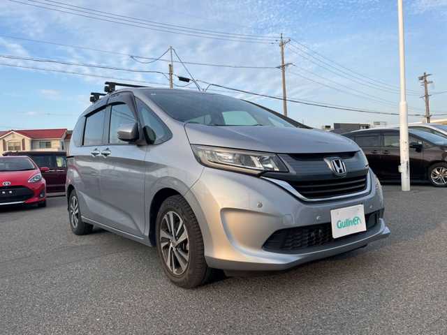 ホンダ フリード＋ G ホンダセンシング 愛知県 2017(平29)年 13.1万km ルナシルバーM 社外メモリナビ（AVIC-RZ700）/・AM/FM/CD/DVD/Bluetooth/・フルセグテレビ/Honda SENSING/・衝突軽減ブレーキ/・レーンキープアシスト/・アダプティブクルーズコントロール/・車線逸脱警報/・先行車発進お知らせ機能/・標識認識機能/両側パワースライド/バックカメラ/純正15インチアルミヒル/LEDヘッドライト/ETC/ドライブレコーダー/電格格納ミラー/プッシュスタートボタン/オートライト/オートエアコン/スマートキー/スペアキー/純正フロアマット/保証書/取扱説明書