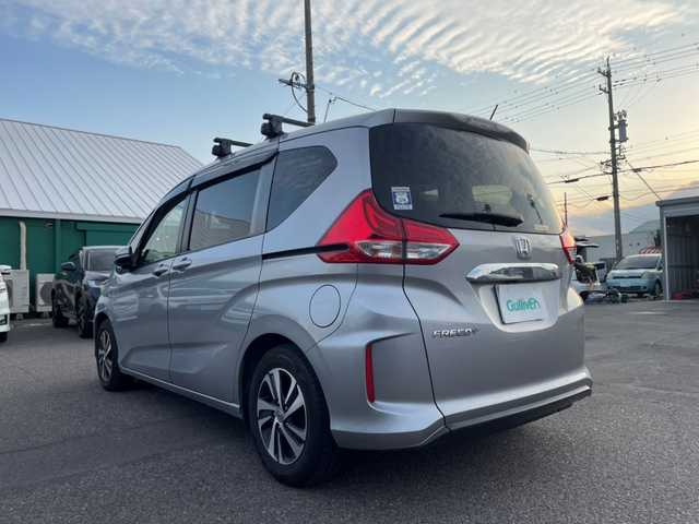ホンダ フリード＋ G ホンダセンシング 愛知県 2017(平29)年 13.1万km ルナシルバーM 社外メモリナビ（AVIC-RZ700）/・AM/FM/CD/DVD/Bluetooth/・フルセグテレビ/Honda SENSING/・衝突軽減ブレーキ/・レーンキープアシスト/・アダプティブクルーズコントロール/・車線逸脱警報/・先行車発進お知らせ機能/・標識認識機能/両側パワースライド/バックカメラ/純正15インチアルミヒル/LEDヘッドライト/ETC/ドライブレコーダー/電格格納ミラー/プッシュスタートボタン/オートライト/オートエアコン/スマートキー/スペアキー/純正フロアマット/保証書/取扱説明書