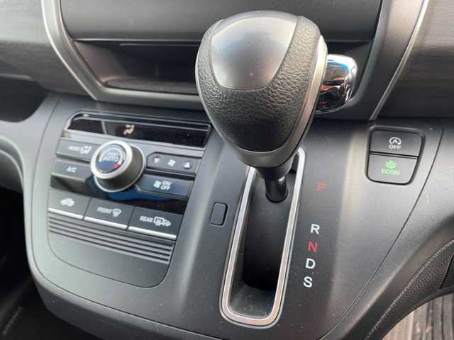 ホンダ フリード＋ G ホンダセンシング 愛知県 2017(平29)年 13.1万km ルナシルバーM 社外メモリナビ（AVIC-RZ700）/・AM/FM/CD/DVD/Bluetooth/・フルセグテレビ/Honda SENSING/・衝突軽減ブレーキ/・レーンキープアシスト/・アダプティブクルーズコントロール/・車線逸脱警報/・先行車発進お知らせ機能/・標識認識機能/両側パワースライド/バックカメラ/純正15インチアルミヒル/LEDヘッドライト/ETC/ドライブレコーダー/電格格納ミラー/プッシュスタートボタン/オートライト/オートエアコン/スマートキー/スペアキー/純正フロアマット/保証書/取扱説明書