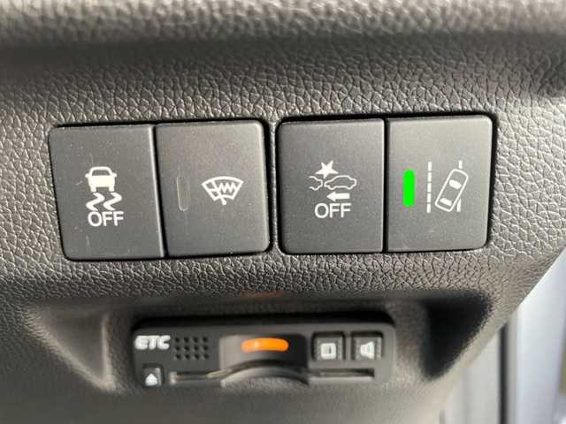 ホンダ フリード＋ G ホンダセンシング 愛知県 2017(平29)年 13.1万km ルナシルバーM 社外メモリナビ（AVIC-RZ700）/・AM/FM/CD/DVD/Bluetooth/・フルセグテレビ/Honda SENSING/・衝突軽減ブレーキ/・レーンキープアシスト/・アダプティブクルーズコントロール/・車線逸脱警報/・先行車発進お知らせ機能/・標識認識機能/両側パワースライド/バックカメラ/純正15インチアルミヒル/LEDヘッドライト/ETC/ドライブレコーダー/電格格納ミラー/プッシュスタートボタン/オートライト/オートエアコン/スマートキー/スペアキー/純正フロアマット/保証書/取扱説明書