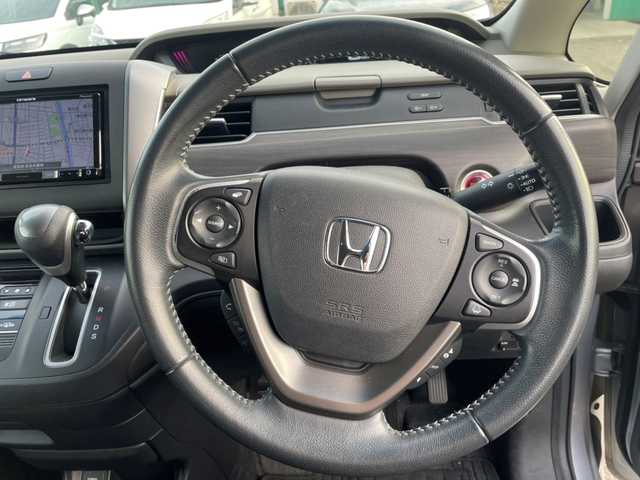 ホンダ フリード＋ G ホンダセンシング 愛知県 2017(平29)年 13.1万km ルナシルバーM 社外メモリナビ（AVIC-RZ700）/・AM/FM/CD/DVD/Bluetooth/・フルセグテレビ/Honda SENSING/・衝突軽減ブレーキ/・レーンキープアシスト/・アダプティブクルーズコントロール/・車線逸脱警報/・先行車発進お知らせ機能/・標識認識機能/両側パワースライド/バックカメラ/純正15インチアルミヒル/LEDヘッドライト/ETC/ドライブレコーダー/電格格納ミラー/プッシュスタートボタン/オートライト/オートエアコン/スマートキー/スペアキー/純正フロアマット/保証書/取扱説明書