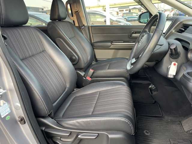 ホンダ フリード＋ G ホンダセンシング 愛知県 2017(平29)年 13.1万km ルナシルバーM 社外メモリナビ（AVIC-RZ700）/・AM/FM/CD/DVD/Bluetooth/・フルセグテレビ/Honda SENSING/・衝突軽減ブレーキ/・レーンキープアシスト/・アダプティブクルーズコントロール/・車線逸脱警報/・先行車発進お知らせ機能/・標識認識機能/両側パワースライド/バックカメラ/純正15インチアルミヒル/LEDヘッドライト/ETC/ドライブレコーダー/電格格納ミラー/プッシュスタートボタン/オートライト/オートエアコン/スマートキー/スペアキー/純正フロアマット/保証書/取扱説明書