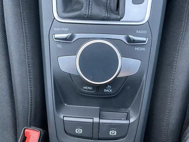 アウディ Ｑ２ 35TDI Sライン 熊本県 2023(令5)年 3万km グレー ・スマートキー/・プッシュスタート/・ハイビームアシスト/・パークエイド/・アダプティブドライブアシスト/・距離警告/・Audiプレセンス/・Audiサイドアシスト/・Audiアクティブレーンアシスト/・クルーズコントロール(追従式)/・前席シートヒーター/・純正メモリナビ/　【DVD・Bluetooth・USB・SD・AUX】/・フルセグTV/・バックカメラ/・ETC2.0/・バーチャルコクピット/・ドライブレコーダー(前方録画)/・パワーバックドア/・LEDヘッドランプ/・純正マット