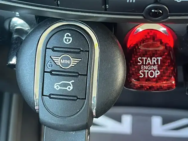 ＭＩＮＩ ミニ クロスオーバー クーパー S 静岡県 2019(平31)年 3.3万km ライトホワイト 電動リアゲート/MINIコネクト/(Bluetooth/USB)/インテリジェントセーフティ/バックカメラ/アダプティブクルーズコントロール/パーキングアシスト/コンフォートアクセス/ETC/ドライブレコーダー/純正フロアマット/純正19インチアルミホイール/アンビエントライト/フロントフォグランプ/保証書/取扱説明書/スペアキー