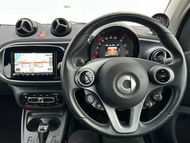 スマート ＭＣＣ スマート フォーツーカブリオBRABUSエクスクルーシブ 愛媛県 2018(平30)年 0.7万km 黒 サンルーフ/バックカメラ/シートヒーター/フォグランプ/クルーズコントロール/ドライブレコーダー/ＥＴＣ/ＬＥＤ/オートライト/フルセグＴＶ/純正フロアマット/アイドリングストップ/パワーステアリング/パワーウインドウ