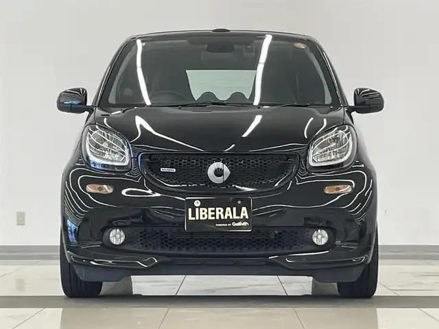 スマート ＭＣＣ スマート フォーツーカブリオBRABUSエクスクルーシブ 岡山県 2018(平30)年 0.7万km 黒 社外メモリナビ/リアカメラ/黒革シート/シートヒーター/フォグランプ/クルーズコントロール/ドラレコ/ETC/LEDヘッドライト/オートライト/フルセグTV/Bluetooth/純正フロアマット/アイドリングストップ/パドルシフト/自動ブレーキ/レーンキープアシスト/PDC