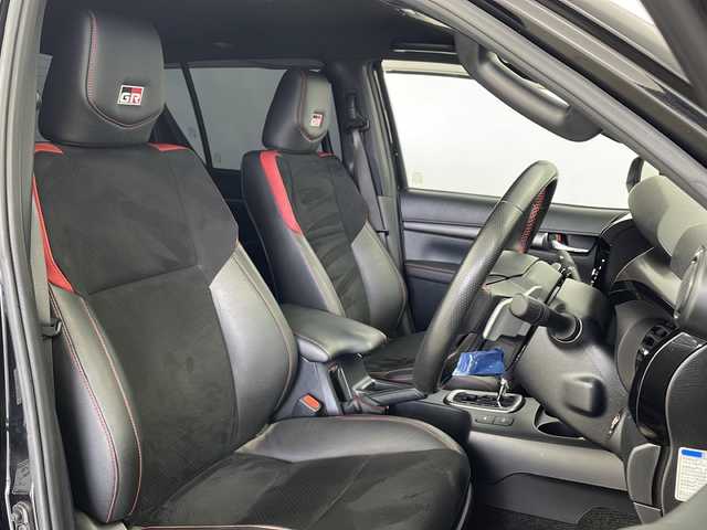 トヨタ ハイラックス Z GRスポーツ 鹿児島県 2023(令5)年 0.9万km アティチュードブラックマイカ 純正ディスプレイオーディオ/パノラミックビューモニター/プリクラッシュセーフティ/レーンキープアシスト/パドルシフト/レーダークルーズコントロール/オートライト/ダウンヒルアシストコントロール/リアデフロック/パートタイム4WD/ラバーフロアマット/ハーフレザーシート/パワーシート/スマートキー/プッシュスタート