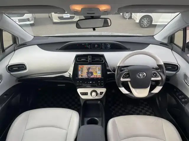 トヨタ プリウス S ツーリングセレクション 和歌山県 2016(平28)年 11.4万km シルバーM (株)IDOMが運営する【じしゃロン和歌山店】の自社ローン専用車両になります。こちらは現金またはオートローンご利用時の価格です。自社ローンご希望の方は別途その旨お申付け下さい/純正９インチナビ（DAZT-YC4T）/フルセグＴＶ/Ｂｌｕｅｔｏｏｔｈ/ＤＶＤ/ＣＤ/バックカメラ/ＥＴＣ/シートヒーター/合皮シート/レーダークルーズコントロール/スペアキー/プッシュスタート