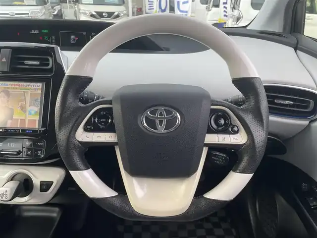 トヨタ プリウス S ツーリングセレクション 和歌山県 2016(平28)年 11.4万km シルバーM (株)IDOMが運営する【じしゃロン和歌山店】の自社ローン専用車両になります。こちらは現金またはオートローンご利用時の価格です。自社ローンご希望の方は別途その旨お申付け下さい/純正９インチナビ（DAZT-YC4T）/フルセグＴＶ/Ｂｌｕｅｔｏｏｔｈ/ＤＶＤ/ＣＤ/バックカメラ/ＥＴＣ/シートヒーター/合皮シート/レーダークルーズコントロール/スペアキー/プッシュスタート
