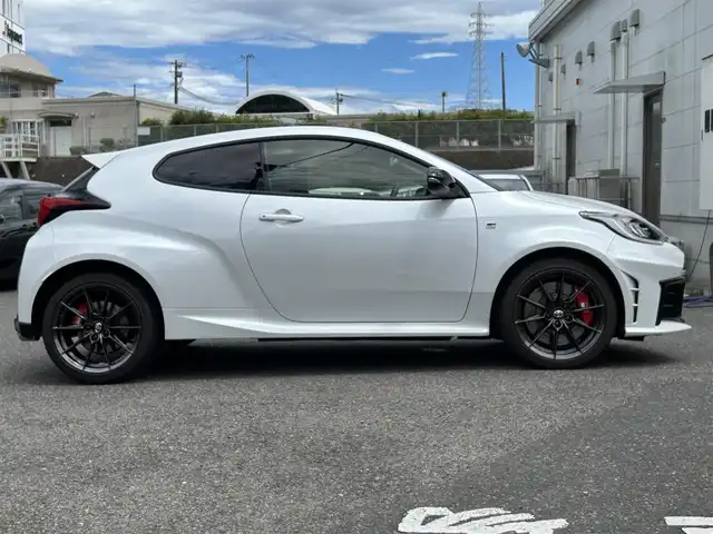 トヨタ ＧＲヤリス RZ ハイパフォーマンス 長崎県 2024(令6)年 0.7万km プラチナホワイトパールマイカ トヨタ純正ナビ（AM/FM/BT/TV）/4WD/バックカメラ/6速MT/ETC2.0/ステアリングスイッチ/オートライト/オートハイビーム/LDA/BSM/PCS/コーナーセンサー/RCTA/SEA/RSA/スペアキー/取扱説明書/マルチメディア取扱説明書/保証書/記録簿