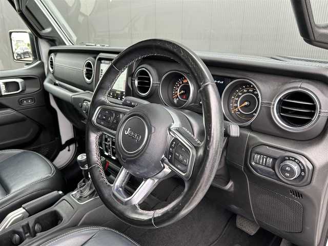 クライスラー・ジープ ジープ ラングラー アンリミテッド サハラ 道東・釧路十勝 2020(令2)年 5.9万km ブライトホワイト アダプティブクルーズコントロール/黒革/シートヒーター/ステアリングヒーター/フロント/サイド/バックカメラ/純正メモリナビ/TV/BT/USB/LEDヘッドライト/オートライト/フロント/リアフォグライト/純正18インチAW/ETC2.0/純正フロアマット/プッシュスタート/スマートキー