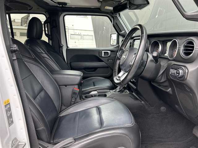 クライスラー・ジープ ジープ ラングラー アンリミテッド サハラ 道東・釧路十勝 2020(令2)年 5.9万km ブライトホワイト アダプティブクルーズコントロール/黒革/シートヒーター/ステアリングヒーター/フロント/サイド/バックカメラ/純正メモリナビ/TV/BT/USB/LEDヘッドライト/オートライト/フロント/リアフォグライト/純正18インチAW/ETC2.0/純正フロアマット/プッシュスタート/スマートキー