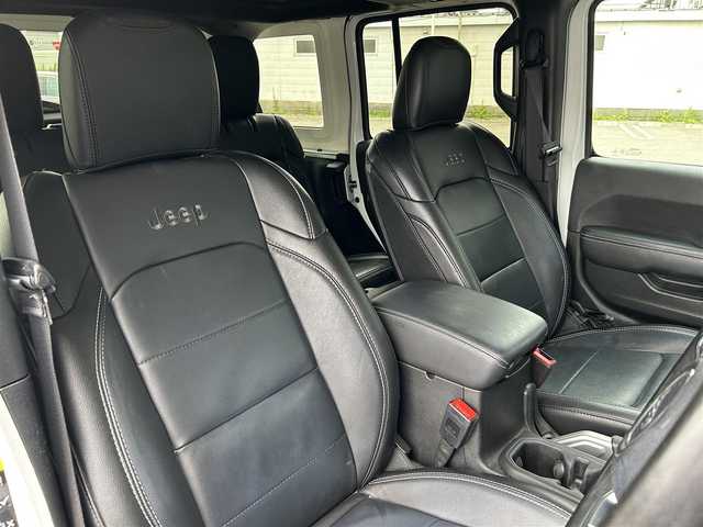 クライスラー・ジープ ジープ ラングラー アンリミテッド サハラ 道東・釧路十勝 2020(令2)年 5.9万km ブライトホワイト アダプティブクルーズコントロール/黒革/シートヒーター/ステアリングヒーター/フロント/サイド/バックカメラ/純正メモリナビ/TV/BT/USB/LEDヘッドライト/オートライト/フロント/リアフォグライト/純正18インチAW/ETC2.0/純正フロアマット/プッシュスタート/スマートキー