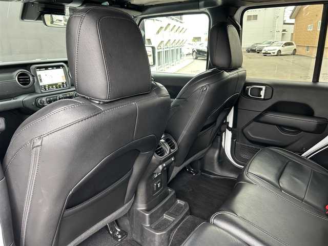 クライスラー・ジープ ジープ ラングラー アンリミテッド サハラ 道東・釧路十勝 2020(令2)年 5.9万km ブライトホワイト アダプティブクルーズコントロール/黒革/シートヒーター/ステアリングヒーター/フロント/サイド/バックカメラ/純正メモリナビ/TV/BT/USB/LEDヘッドライト/オートライト/フロント/リアフォグライト/純正18インチAW/ETC2.0/純正フロアマット/プッシュスタート/スマートキー