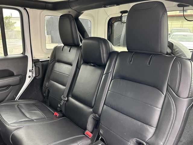 クライスラー・ジープ ジープ ラングラー アンリミテッド サハラ 道東・釧路十勝 2020(令2)年 5.9万km ブライトホワイト アダプティブクルーズコントロール/黒革/シートヒーター/ステアリングヒーター/フロント/サイド/バックカメラ/純正メモリナビ/TV/BT/USB/LEDヘッドライト/オートライト/フロント/リアフォグライト/純正18インチAW/ETC2.0/純正フロアマット/プッシュスタート/スマートキー