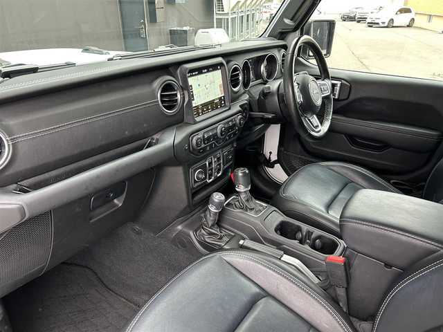 クライスラー・ジープ ジープ ラングラー アンリミテッド サハラ 道東・釧路十勝 2020(令2)年 5.9万km ブライトホワイト アダプティブクルーズコントロール/黒革/シートヒーター/ステアリングヒーター/フロント/サイド/バックカメラ/純正メモリナビ/TV/BT/USB/LEDヘッドライト/オートライト/フロント/リアフォグライト/純正18インチAW/ETC2.0/純正フロアマット/プッシュスタート/スマートキー