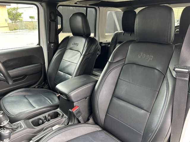 クライスラー・ジープ ジープ ラングラー アンリミテッド サハラ 道東・釧路十勝 2020(令2)年 5.9万km ブライトホワイト アダプティブクルーズコントロール/黒革/シートヒーター/ステアリングヒーター/フロント/サイド/バックカメラ/純正メモリナビ/TV/BT/USB/LEDヘッドライト/オートライト/フロント/リアフォグライト/純正18インチAW/ETC2.0/純正フロアマット/プッシュスタート/スマートキー