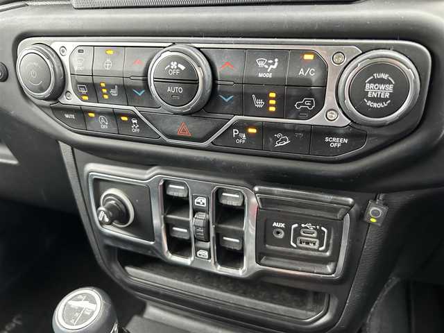 クライスラー・ジープ ジープ ラングラー アンリミテッド サハラ 道東・釧路十勝 2020(令2)年 5.9万km ブライトホワイト アダプティブクルーズコントロール/黒革/シートヒーター/ステアリングヒーター/フロント/サイド/バックカメラ/純正メモリナビ/TV/BT/USB/LEDヘッドライト/オートライト/フロント/リアフォグライト/純正18インチAW/ETC2.0/純正フロアマット/プッシュスタート/スマートキー