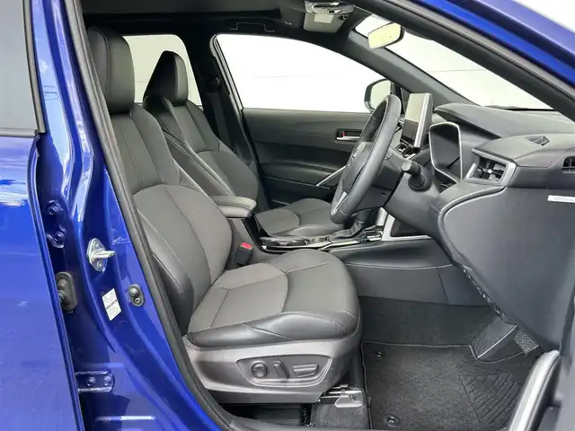トヨタ カローラ クロス ハイブリッド Z 佐賀県 2024(令6)年 1.6万km ダークブルーマイカM パノラマルーフ/トヨタセーフティセンス/・プリクラッシュセーフティ/・レーダークルーズコントロール/・レーントレーシングアシスト/・オートマチックハイビーム/ブラインドスポットモニター/クリアランスソナー/純正10.5インチディスプレイオーディオ/・コネクティッドナビ/・バックカメラ/・フルセグTV/BT/ETC2.0/置くだけ充電/純正18インチAW/LEDヘッドライト/フォグランプ/ルーフレール/ハーフレザーシート/前席シートヒーター/運転席パワーシート/電動パーキングスイッチ/スペアキー×１/取扱説明書/保証書