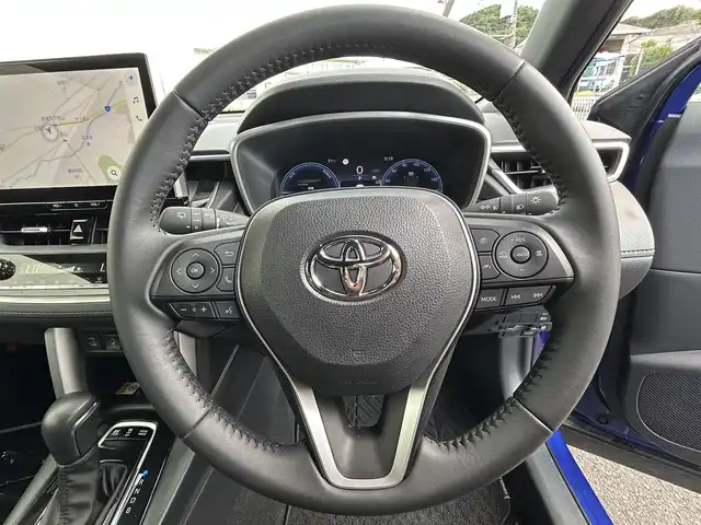 トヨタ カローラ クロス ハイブリッド Z 佐賀県 2024(令6)年 1.6万km ダークブルーマイカM パノラマルーフ/トヨタセーフティセンス/・プリクラッシュセーフティ/・レーダークルーズコントロール/・レーントレーシングアシスト/・オートマチックハイビーム/ブラインドスポットモニター/クリアランスソナー/純正10.5インチディスプレイオーディオ/・コネクティッドナビ/・バックカメラ/・フルセグTV/BT/ETC2.0/置くだけ充電/純正18インチAW/LEDヘッドライト/フォグランプ/ルーフレール/ハーフレザーシート/前席シートヒーター/運転席パワーシート/電動パーキングスイッチ/スペアキー×１/取扱説明書/保証書