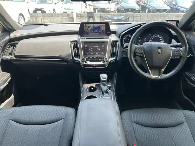 トヨタ クラウン ハイブリッド RS 兵庫県 2019(令1)年 4.9万km ホワイトパールクリスタルシャイン 純正ナビ/フルセグTV/（CD/DVD/BT/AM/FM/SD)/バックカメラ/ETC/衝突軽減ブレーキ/パワーシート/オートライト/スマートキー/電動格納ミラー/純正フロアマット/純正ドアバイザー