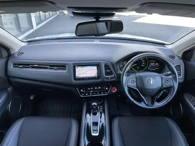 ホンダ ヴェゼル ハイブリッド Z ホンダセンシング 道央・札幌 2020(令2)年 3.5万km プラチナホワイトパール ４WD/ワンオーナー/純正ディーラーOPナビ/CD/DVD/BT/フルセグ/ホンダセンシング/衝突被害軽減ブレーキ/横滑り防止装置/アダプティブクルーズコントロール/レーンキープアシスト/バックカメラ/ビルトインETC/ECONモード/SPORTMODE/ワイパーデアイサー/前席シートヒーター/ハーフレザーシート/革巻きステアリング/ステアリングリモコン/パドルシフト/電動パーキング/ブレーキホールド/プッシュスタート/スマートキー/LEDヘッドライト/オートライト/フォグランプ/電動格納ミラー/ヒーテッドドアミラー/ウィンカーミラー/純正フロアマット/ドアバイザー