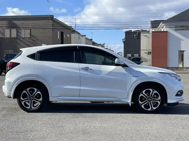 ホンダ ヴェゼル ハイブリッド Z ホンダセンシング 道央・札幌 2020(令2)年 3.5万km プラチナホワイトパール ４WD/ワンオーナー/純正ディーラーOPナビ/CD/DVD/BT/フルセグ/ホンダセンシング/衝突被害軽減ブレーキ/横滑り防止装置/アダプティブクルーズコントロール/レーンキープアシスト/バックカメラ/ビルトインETC/ECONモード/SPORTMODE/ワイパーデアイサー/前席シートヒーター/ハーフレザーシート/革巻きステアリング/ステアリングリモコン/パドルシフト/電動パーキング/ブレーキホールド/プッシュスタート/スマートキー/LEDヘッドライト/オートライト/フォグランプ/電動格納ミラー/ヒーテッドドアミラー/ウィンカーミラー/純正フロアマット/ドアバイザー