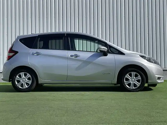 日産 ノート e－パワー B 香川県 2020(令2)年 1.8万km ブリリアントシルバー 登録時走行距離17326km/アラウンドビューモニター/インテリジェントルームミラー/エマージェンシーブレーキ/クリアランスソナー/レーンキープアシスト/カロッツェリア製オーディオ【DEH-380】/ETC/オートライト/ヘッドライトレベライザー/オートエアコン/スマートキー/スペアキー/プッシュスタート/純正14インチホイールキャップ/フロアマット/純正ドアバイザー/トノカバー/ウィンカー付電動格納ミラー/ISOFIX/バニティミラー