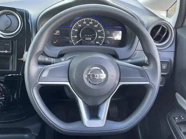 日産 ノート e－パワー B 香川県 2020(令2)年 1.8万km ブリリアントシルバー 登録時走行距離17326km/アラウンドビューモニター/インテリジェントルームミラー/エマージェンシーブレーキ/クリアランスソナー/レーンキープアシスト/カロッツェリア製オーディオ【DEH-380】/ETC/オートライト/ヘッドライトレベライザー/オートエアコン/スマートキー/スペアキー/プッシュスタート/純正14インチホイールキャップ/フロアマット/純正ドアバイザー/トノカバー/ウィンカー付電動格納ミラー/ISOFIX/バニティミラー