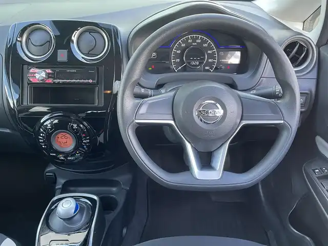 日産 ノート e－パワー B 香川県 2020(令2)年 1.8万km ブリリアントシルバー 登録時走行距離17326km/アラウンドビューモニター/インテリジェントルームミラー/エマージェンシーブレーキ/クリアランスソナー/レーンキープアシスト/カロッツェリア製オーディオ【DEH-380】/ETC/オートライト/ヘッドライトレベライザー/オートエアコン/スマートキー/スペアキー/プッシュスタート/純正14インチホイールキャップ/フロアマット/純正ドアバイザー/トノカバー/ウィンカー付電動格納ミラー/ISOFIX/バニティミラー
