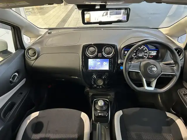 日産 ノート e－パワー B 香川県 2020(令2)年 1.8万km ブリリアントシルバー 登録時走行距離17326km/KENWOOD7型ナビ/→フルセグTV/アラウンドビューモニター/インテリジェントルームミラー/エマージェンシーブレーキ/クリアランスソナー/レーンキープアシスト/カロッツェリア製オーディオ【DEH-380】/ETC/オートライト/ヘッドライトレベライザー/オートエアコン/スマートキー/スペアキー/プッシュスタート/純正14インチホイールキャップ/フロアマット/純正ドアバイザー/トノカバー/ウィンカー付電動格納ミラー/ISOFIX/バニティミラー