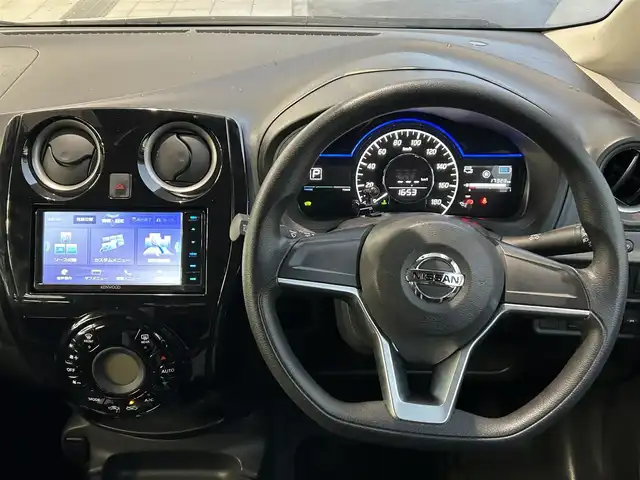 日産 ノート e－パワー B 香川県 2020(令2)年 1.8万km ブリリアントシルバー 登録時走行距離17326km/KENWOOD7型ナビ/→フルセグTV/アラウンドビューモニター/インテリジェントルームミラー/エマージェンシーブレーキ/クリアランスソナー/レーンキープアシスト/カロッツェリア製オーディオ【DEH-380】/ETC/オートライト/ヘッドライトレベライザー/オートエアコン/スマートキー/スペアキー/プッシュスタート/純正14インチホイールキャップ/フロアマット/純正ドアバイザー/トノカバー/ウィンカー付電動格納ミラー/ISOFIX/バニティミラー