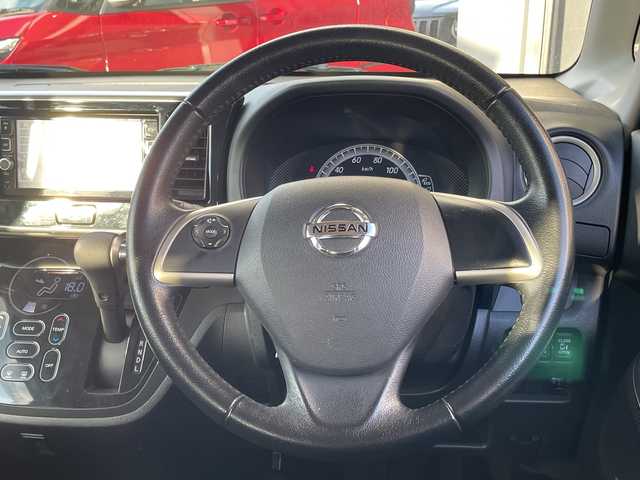 日産 デイズ ルークス X Vセレクション 沖縄県 2016(平28)年 9.5万km シルキーホワイトP/モカブラウンP 純正ナビ　/CD/DVD/BT/フルセグ/バックカメラ　/両側パワースライドドア　/ＨＩＤヘッドライト　/純正アルミホイール　/ステアリングスイッチ　/アイドリングストップ/電動格納ミラー/サーキュレーター/サンシェード　/スマートキー