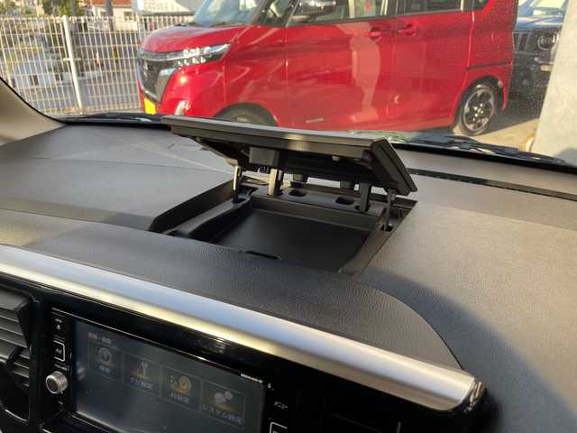 日産 デイズ ルークス X Vセレクション 沖縄県 2016(平28)年 9.5万km シルキーホワイトP/モカブラウンP 純正ナビ　/CD/DVD/BT/フルセグ/バックカメラ　/両側パワースライドドア　/ＨＩＤヘッドライト　/純正アルミホイール　/ステアリングスイッチ　/アイドリングストップ/電動格納ミラー/サーキュレーター/サンシェード　/スマートキー