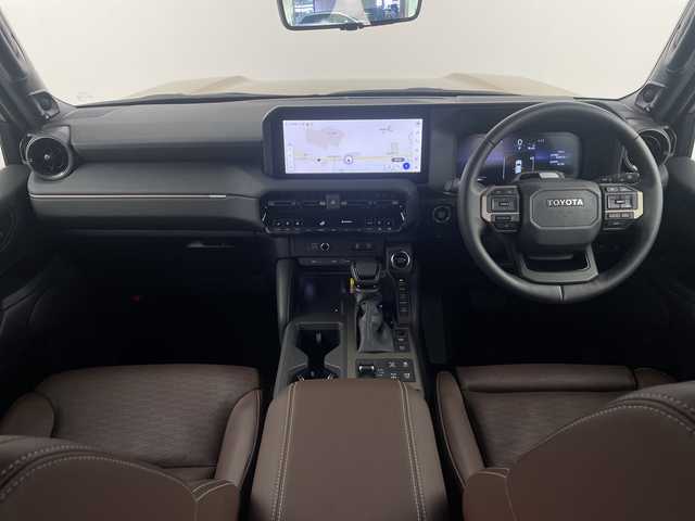 トヨタ ランドクルーザー ２５０ ZX 埼玉県 2025(令7)年 1万km ブラウンM/バーニッシュライトベージュM サンルーフ　/ＪＢＬサウンド　/純正１２．３インチディスプレイオーディオ　/パノラミックビューモニター　/BSM/デジタルインナーミラー　/純正前後ドライブレコーダー　/置くだけ充電　/純正ビルトインＥＴＣ2.0/パワーバックドア/オートマティックハイビーム/衝突軽減システム/レーダークルーズコントロール/レーンキープアシスト/メモリ付きパワーシート/シートヒーター/エアシート/電動格納サードシート/純正アルミホイール/純正フロアマット/ルーフレール/ＬＥＤ３眼ライト　