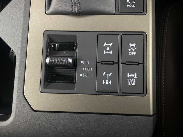 トヨタ ランドクルーザー ２５０ ZX 埼玉県 2025(令7)年 1万km ブラウンM/バーニッシュライトベージュM サンルーフ　/ＪＢＬサウンド　/純正１２．３インチディスプレイオーディオ　/パノラミックビューモニター　/BSM/デジタルインナーミラー　/純正前後ドライブレコーダー　/置くだけ充電　/純正ビルトインＥＴＣ2.0/パワーバックドア/オートマティックハイビーム/衝突軽減システム/レーダークルーズコントロール/レーンキープアシスト/メモリ付きパワーシート/シートヒーター/エアシート/電動格納サードシート/純正アルミホイール/純正フロアマット/ルーフレール/ＬＥＤ３眼ライト　