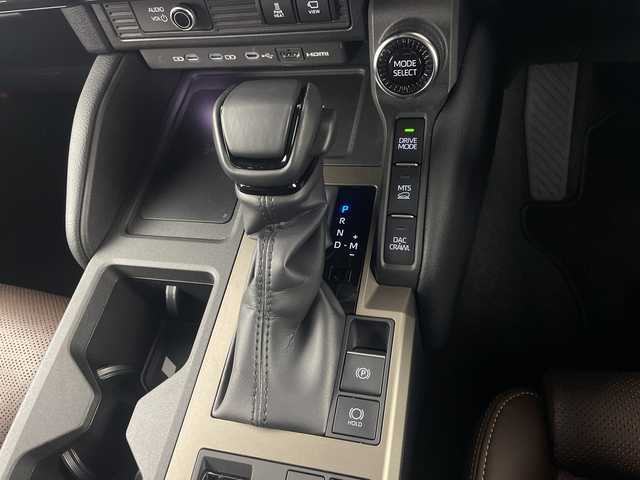 トヨタ ランドクルーザー ２５０ ZX 埼玉県 2025(令7)年 1万km ブラウンM/バーニッシュライトベージュM サンルーフ　/ＪＢＬサウンド　/純正１２．３インチディスプレイオーディオ　/パノラミックビューモニター　/BSM/デジタルインナーミラー　/純正前後ドライブレコーダー　/置くだけ充電　/純正ビルトインＥＴＣ2.0/パワーバックドア/オートマティックハイビーム/衝突軽減システム/レーダークルーズコントロール/レーンキープアシスト/メモリ付きパワーシート/シートヒーター/エアシート/電動格納サードシート/純正アルミホイール/純正フロアマット/ルーフレール/ＬＥＤ３眼ライト　