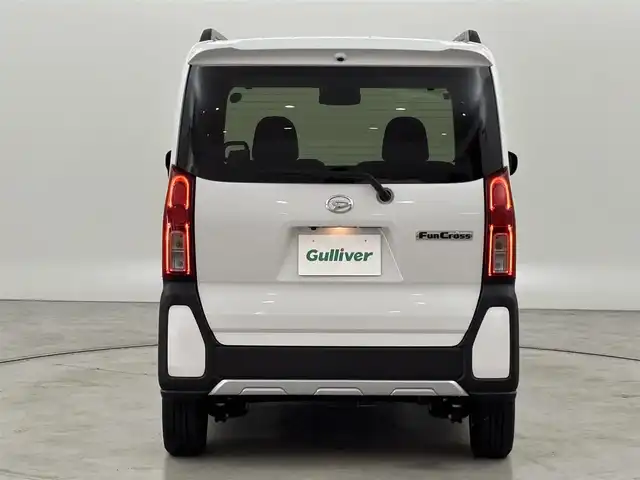 ダイハツ タント ファンクロスターボ 福岡県 2023(令5)年 1.4万km シャイニングホワイトパール 純正ディスプレイオーディオ　/全方位カメラ　/両側パワースライドドア　/衝突軽減システム　/コーナーセンサー　/横滑り防止　/レーンキープ　/アイドリングストップ　/シートヒーター　/純正１５インチＡＷ　/ＬＥＤライト