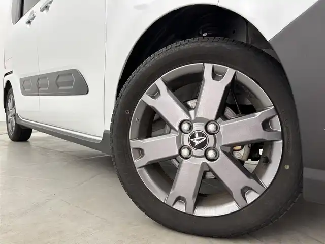 ダイハツ タント ファンクロスターボ 福岡県 2023(令5)年 1.4万km シャイニングホワイトパール 純正ディスプレイオーディオ　/全方位カメラ　/両側パワースライドドア　/衝突軽減システム　/コーナーセンサー　/横滑り防止　/レーンキープ　/アイドリングストップ　/シートヒーター　/純正１５インチＡＷ　/ＬＥＤライト