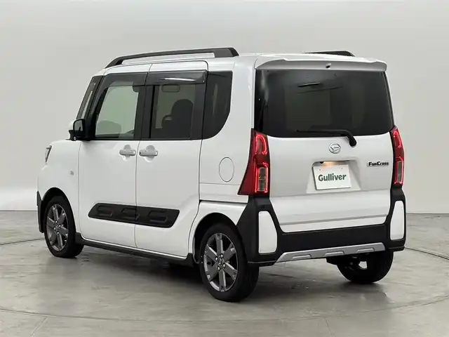 ダイハツ タント ファンクロスターボ 福岡県 2023(令5)年 1.4万km シャイニングホワイトパール 純正ディスプレイオーディオ　/全方位カメラ　/両側パワースライドドア　/衝突軽減システム　/コーナーセンサー　/横滑り防止　/レーンキープ　/アイドリングストップ　/シートヒーター　/純正１５インチＡＷ　/ＬＥＤライト