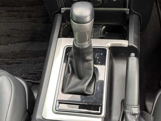 トヨタ ランドクルーザー プラド TX Lパッケージ 鹿児島県 2019(令1)年 4.4万km ホワイトパールクリスタルシャイン サンルーフ/モデリスタエアロ（F/R）/セーフティセンス/・プリクラッシュセーフティ/・レーダークルーズコントロール/・レーンディパーチャーアラート/・オートマチックハイビーム/前後コーナーセンサー/純正9インチナビ（NSZT-Y68T）/・CD/DVD/・Bluetooth/・フルセグTV/バックカメラ/ビルトインETC/本革シート/前席パワーシート/前席シートヒーター/ベンチレーション/革巻きステアリング/ステアリングスイッチ/MTモード付きAT/LEDヘッドライト/フォグライト/オートライト/サイドステップ/スマートキー＆プッシュスタート/ウィンカーミラー/純正19インチAW/純正フロアマット/ドアバイザー/新車保証書/取扱説明書/W/サイド/カーテンエアバッグ