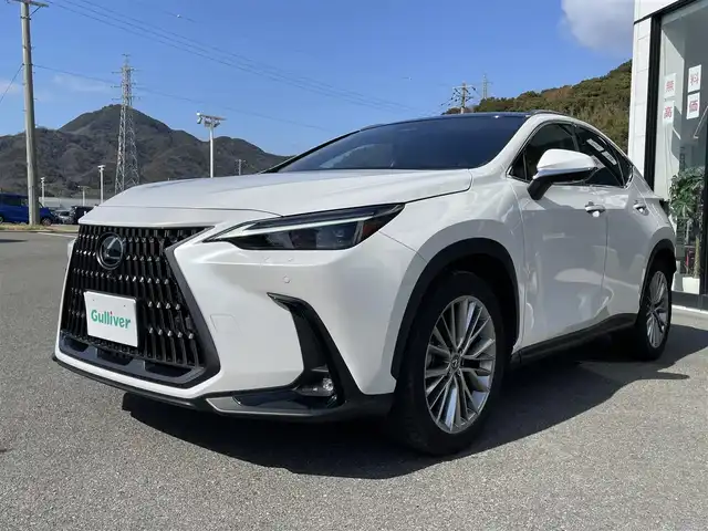 レクサス ＮＸ 350h バージョンL 兵庫県 2023(令5)年 3.5万km ソニッククォーツ 1オーナー/ムーンルーフ/セーフティシステムプラス/ブラインドスポットモニター/パーキングブレーキサポート/三眼フルLEDヘッドライト/茶革シート(ヘーゼル)/純正14インチナビ/　Bluetooth/フルセグTV/USB/パノラミックビューモニター/パワーバックドア /デジタルインナーミラー/ヘッドアップディスプレイ/OP20インチAW/全席シートヒーター/前席シートベンチレーション/前席パワーシート/オートライト/パドルシフト/クラランスソナー/ビルトインETC2.0/プッシュスタート/ルーフレール/スペアキー×1、カードキー×1/保証書