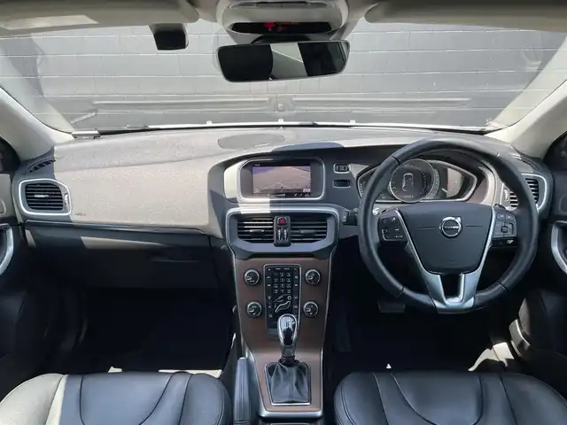 ボルボ Ｖ４０ D4 インスクリプション 三重県 2019(令1)年 4.1万km アイスホワイト 黒革　/ハーマンカードン/純正ナビ　/ＬＥＤライト　/純正ドラレコ　/シートヒーター　/パワーシート　/バックカメラ　/ＥＴＣ　/Ｂｌｕｅｔｏｏｔｈ　/フルセグＴＶ　/純正１７インチアルミ　/ＡＣＣ　/シティセーフティ　/ＢＬＩＳ