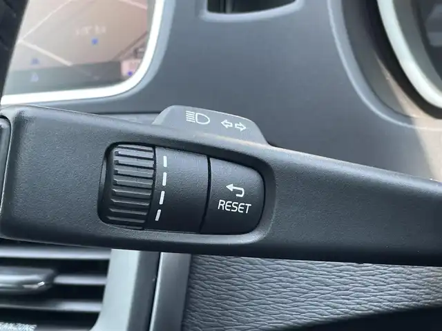 ボルボ Ｖ４０ D4 インスクリプション 三重県 2019(令1)年 4.1万km アイスホワイト 黒革　/ハーマンカードン/純正ナビ　/ＬＥＤライト　/純正ドラレコ　/シートヒーター　/パワーシート　/バックカメラ　/ＥＴＣ　/Ｂｌｕｅｔｏｏｔｈ　/フルセグＴＶ　/純正１７インチアルミ　/ＡＣＣ　/シティセーフティ　/ＢＬＩＳ