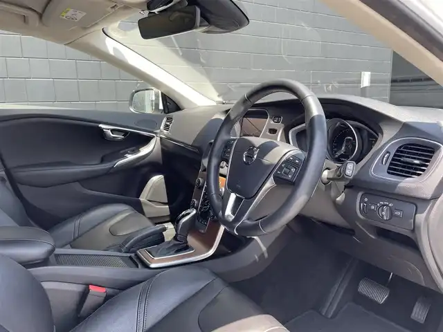 ボルボ Ｖ４０ D4 インスクリプション 三重県 2019(令1)年 4.1万km アイスホワイト 黒革　/ハーマンカードン/純正ナビ　/ＬＥＤライト　/純正ドラレコ　/シートヒーター　/パワーシート　/バックカメラ　/ＥＴＣ　/Ｂｌｕｅｔｏｏｔｈ　/フルセグＴＶ　/純正１７インチアルミ　/ＡＣＣ　/シティセーフティ　/ＢＬＩＳ