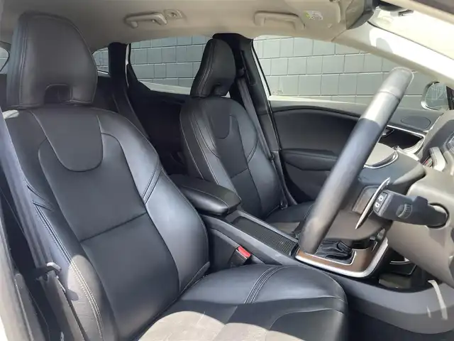ボルボ Ｖ４０ D4 インスクリプション 三重県 2019(令1)年 4.1万km アイスホワイト 黒革　/ハーマンカードン/純正ナビ　/ＬＥＤライト　/純正ドラレコ　/シートヒーター　/パワーシート　/バックカメラ　/ＥＴＣ　/Ｂｌｕｅｔｏｏｔｈ　/フルセグＴＶ　/純正１７インチアルミ　/ＡＣＣ　/シティセーフティ　/ＢＬＩＳ