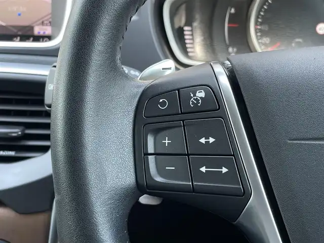ボルボ Ｖ４０ D4 インスクリプション 三重県 2019(令1)年 4.1万km アイスホワイト 黒革　/ハーマンカードン/純正ナビ　/ＬＥＤライト　/純正ドラレコ　/シートヒーター　/パワーシート　/バックカメラ　/ＥＴＣ　/Ｂｌｕｅｔｏｏｔｈ　/フルセグＴＶ　/純正１７インチアルミ　/ＡＣＣ　/シティセーフティ　/ＢＬＩＳ