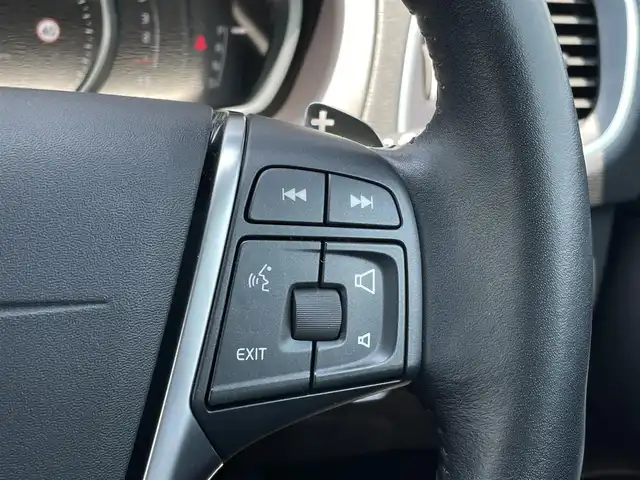 ボルボ Ｖ４０ D4 インスクリプション 三重県 2019(令1)年 4.1万km アイスホワイト 黒革　/ハーマンカードン/純正ナビ　/ＬＥＤライト　/純正ドラレコ　/シートヒーター　/パワーシート　/バックカメラ　/ＥＴＣ　/Ｂｌｕｅｔｏｏｔｈ　/フルセグＴＶ　/純正１７インチアルミ　/ＡＣＣ　/シティセーフティ　/ＢＬＩＳ