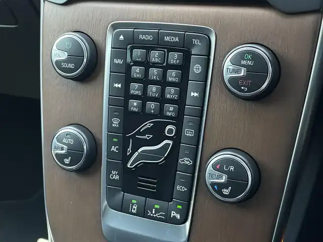 ボルボ Ｖ４０ D4 インスクリプション 三重県 2019(令1)年 4.1万km アイスホワイト 黒革　/ハーマンカードン/純正ナビ　/ＬＥＤライト　/純正ドラレコ　/シートヒーター　/パワーシート　/バックカメラ　/ＥＴＣ　/Ｂｌｕｅｔｏｏｔｈ　/フルセグＴＶ　/純正１７インチアルミ　/ＡＣＣ　/シティセーフティ　/ＢＬＩＳ